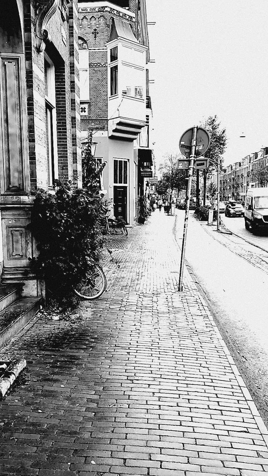 Regennasse Amsterdamer Gasse mit Fahrrädern