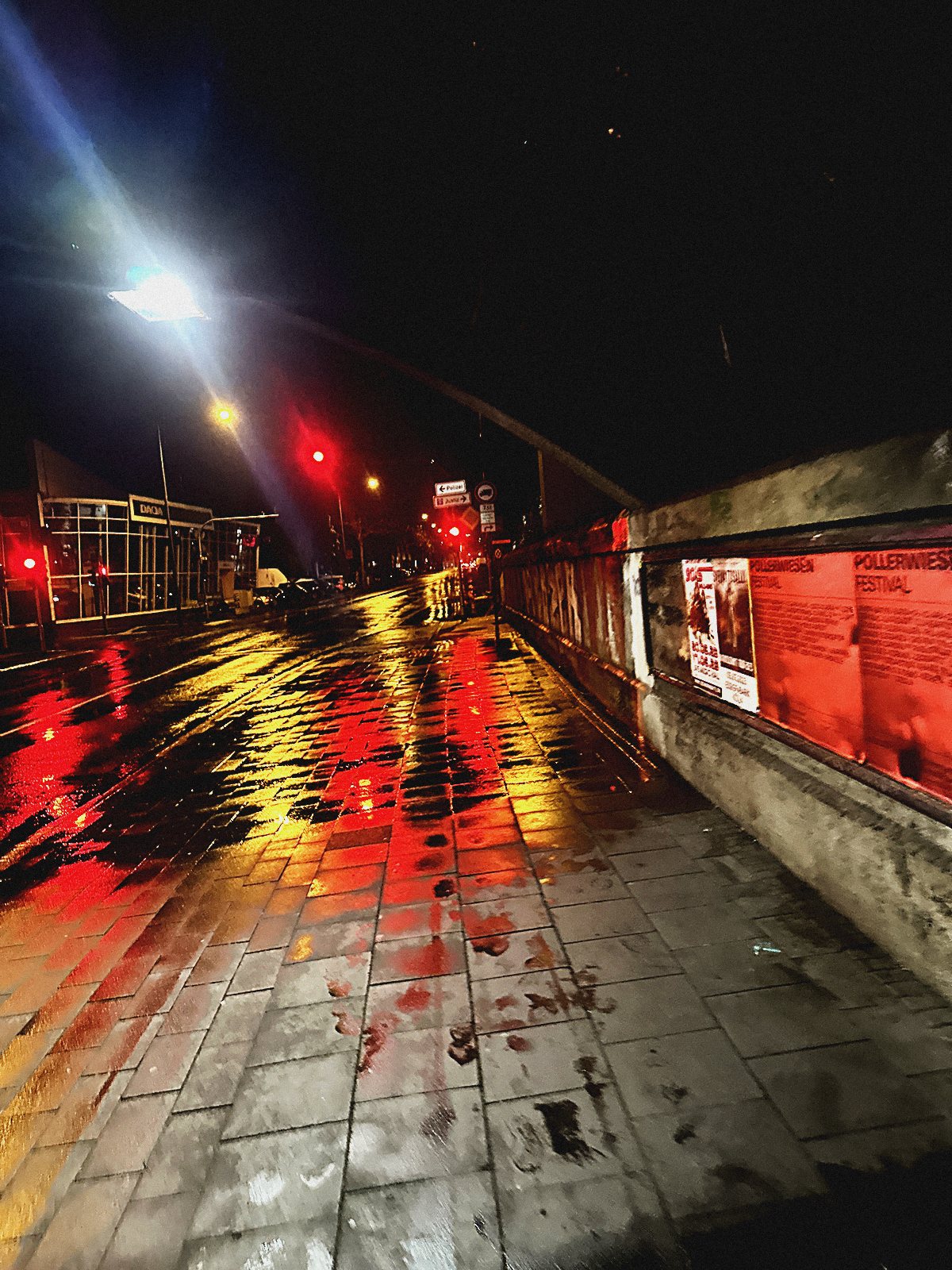 Rote Lichtreflexe durch regennasse Scheibe