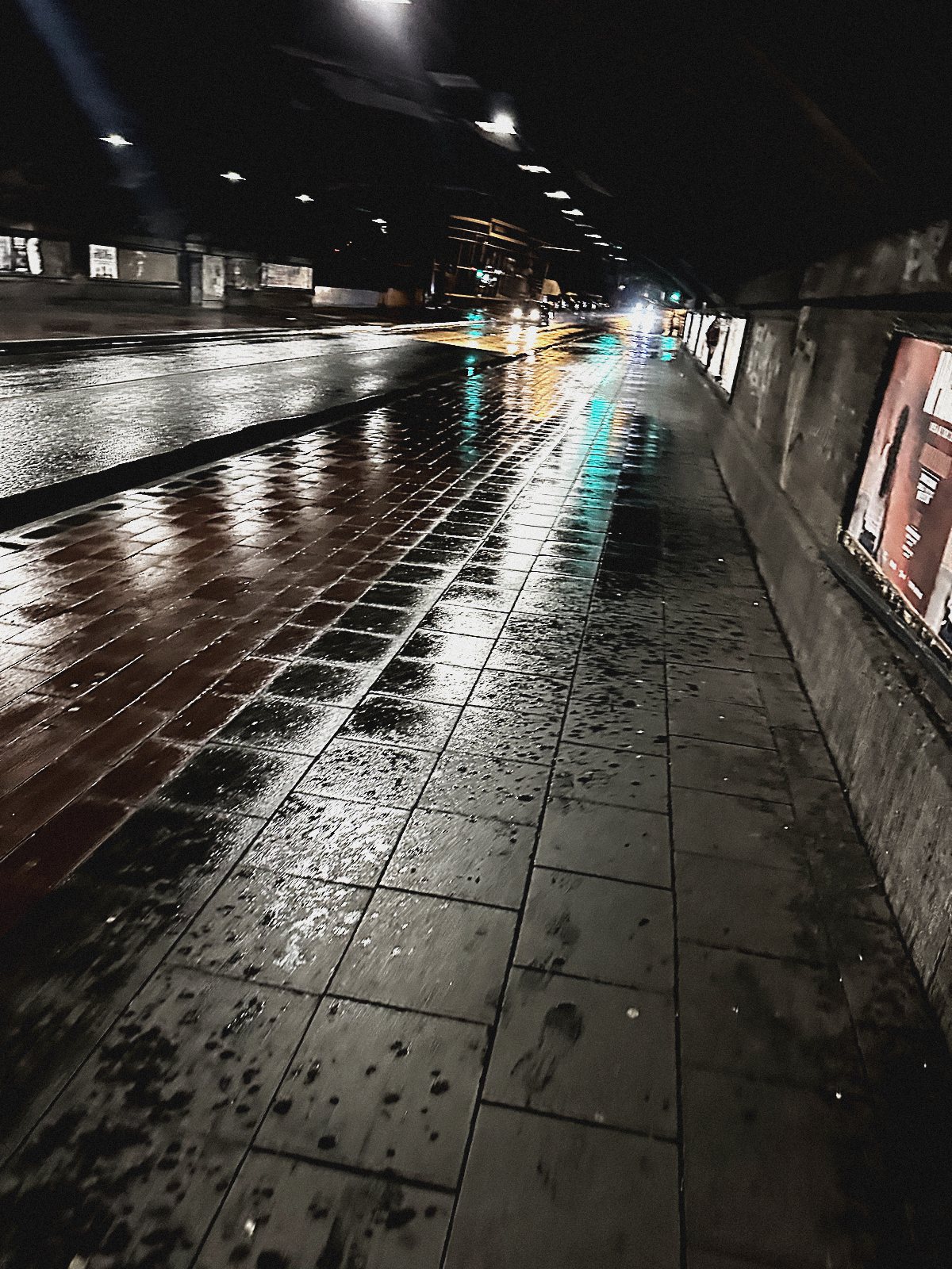 Nasse Kolonnade unter einer Brücke im ersten Licht