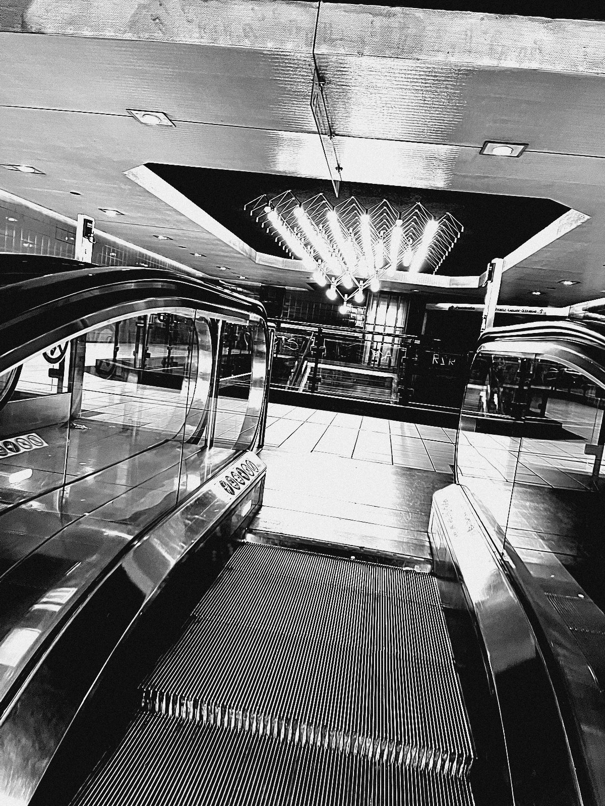 Leere Rolltreppe einer U-Bahn-Station