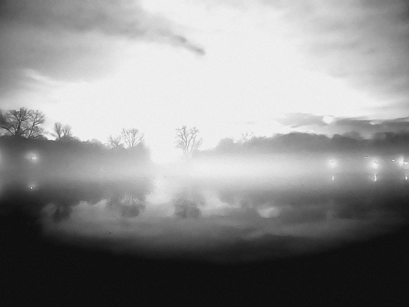 Nebel über einem See im Morgengrauen