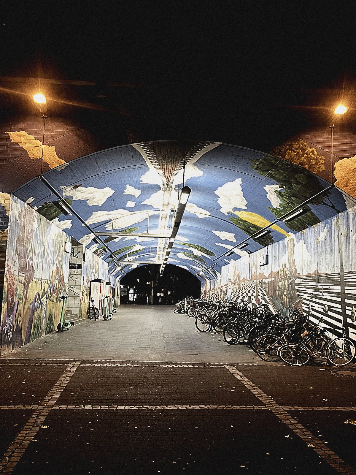 Fahrradtunnel mit Mosaik bei Nacht