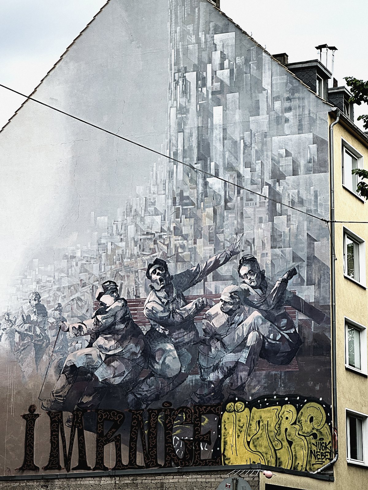 Großes Wandbild über Häusergiebel