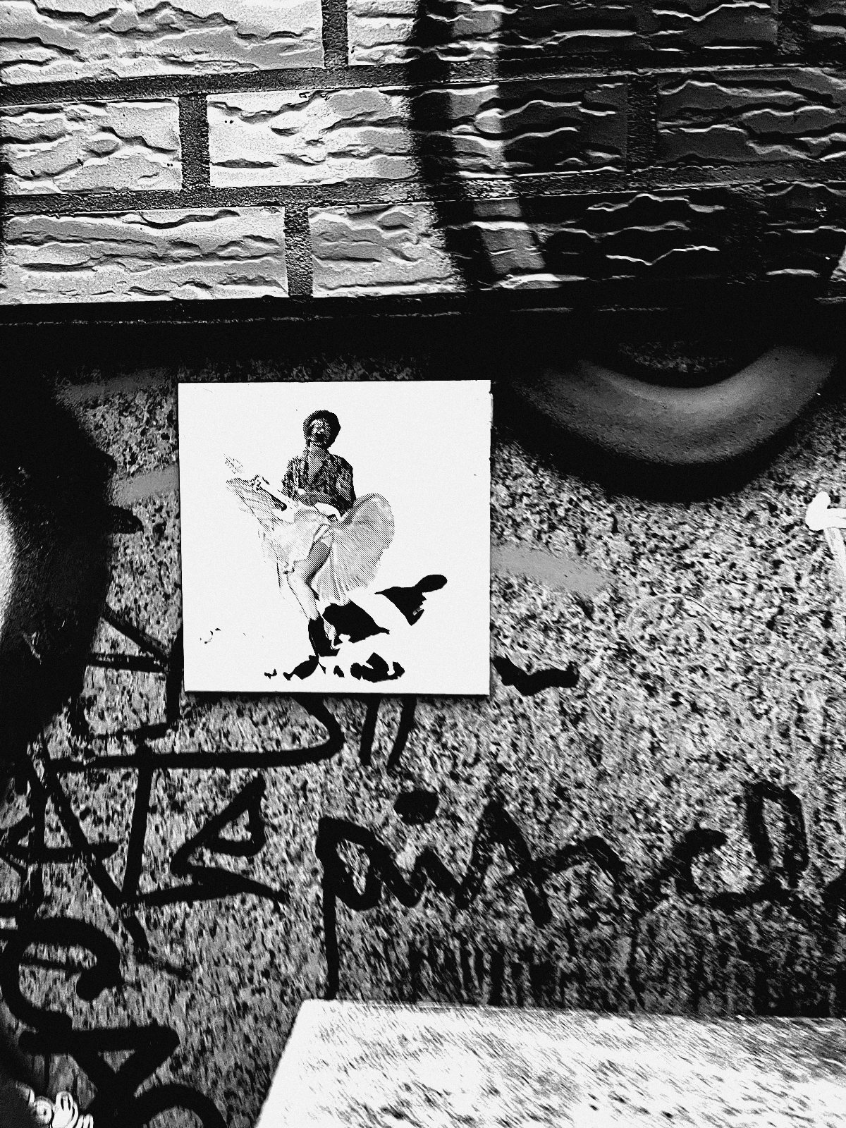 Kleines Paste-up einer tanzenden Figur zwischen Tags