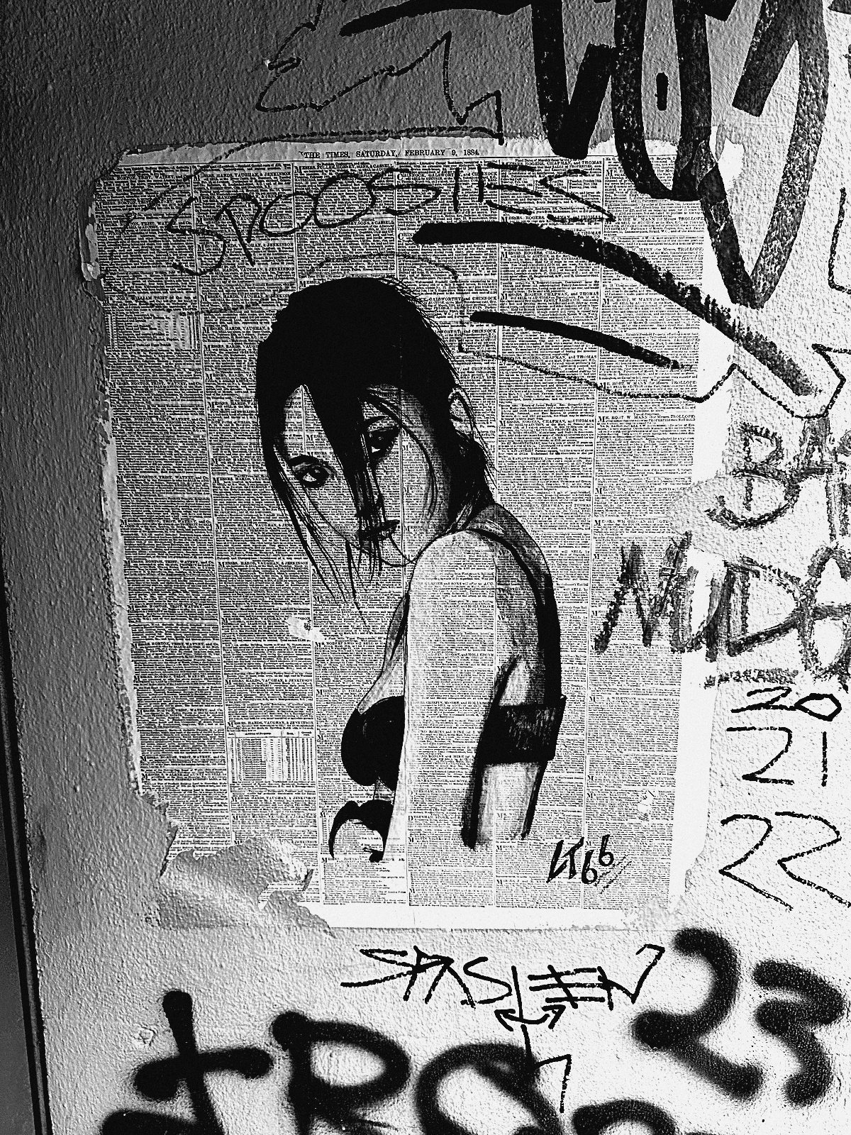 Paste-up auf Zeitungspapier an Hauswand