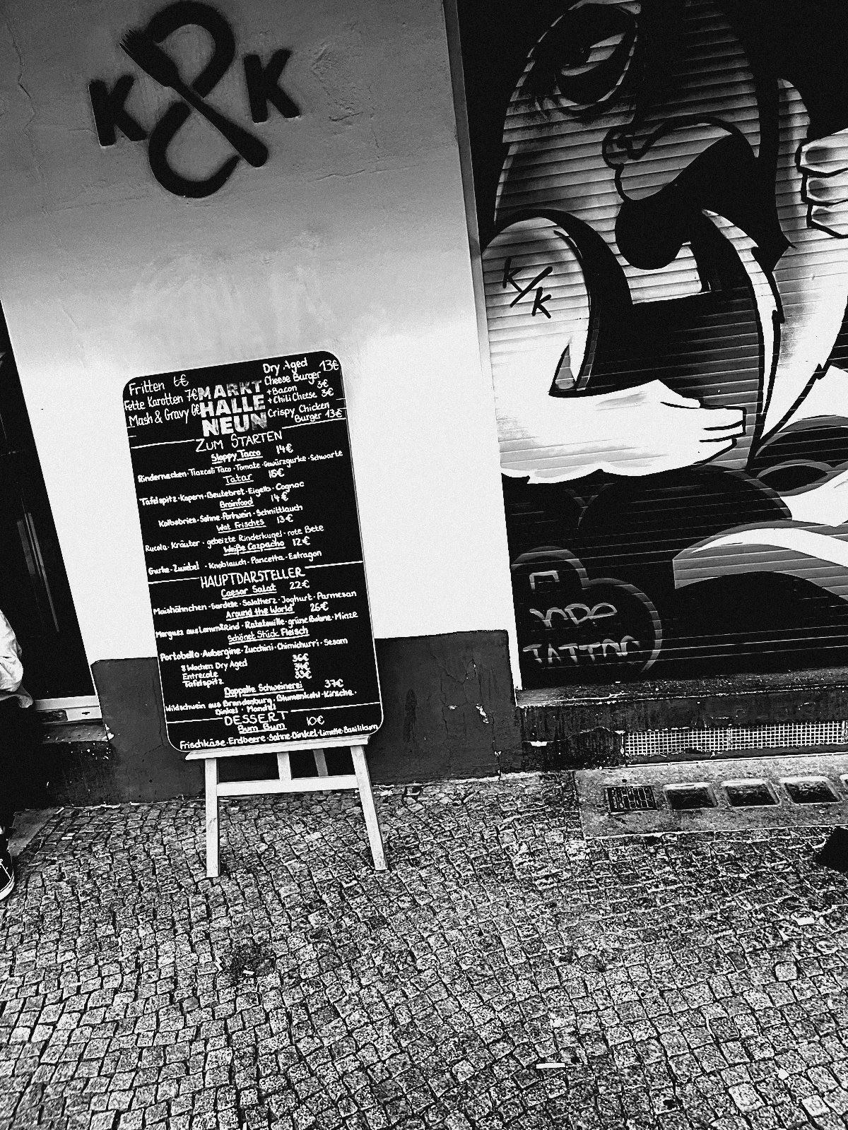 Wandbild mit Adler neben Kreidetafel und Tags