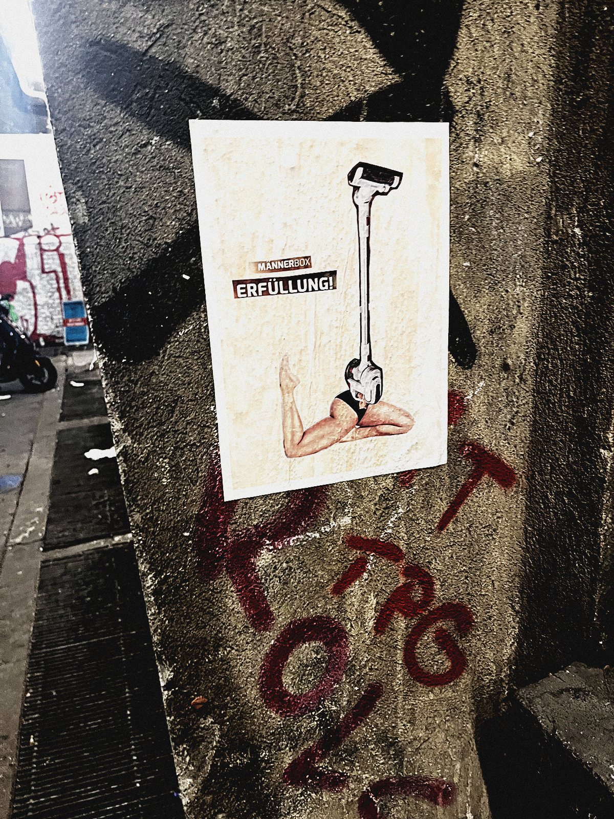 Roter Schriftzug Love und Paste-up an Betonpfeiler