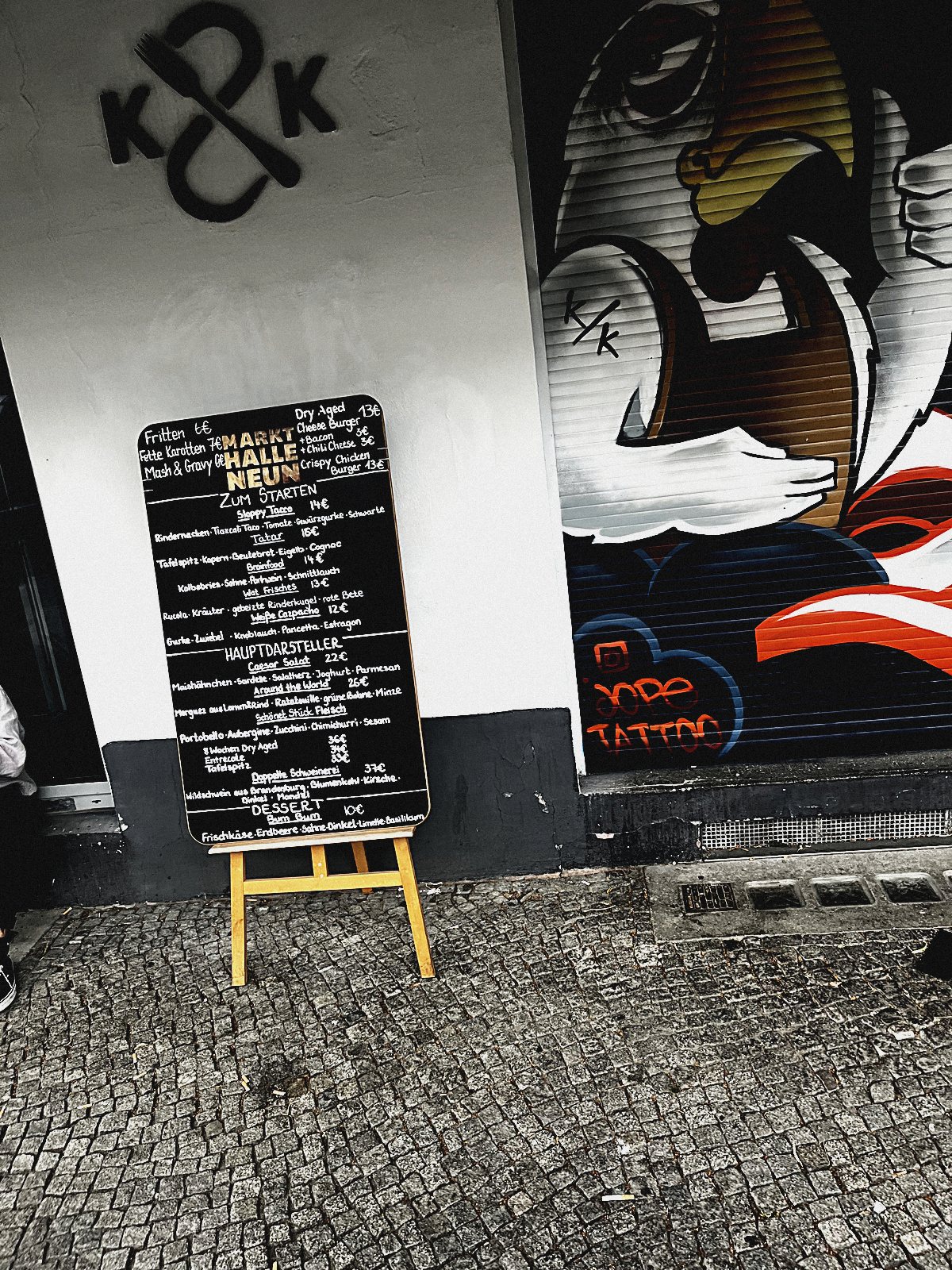 Pink-Panther-Mural neben Kreidetafel