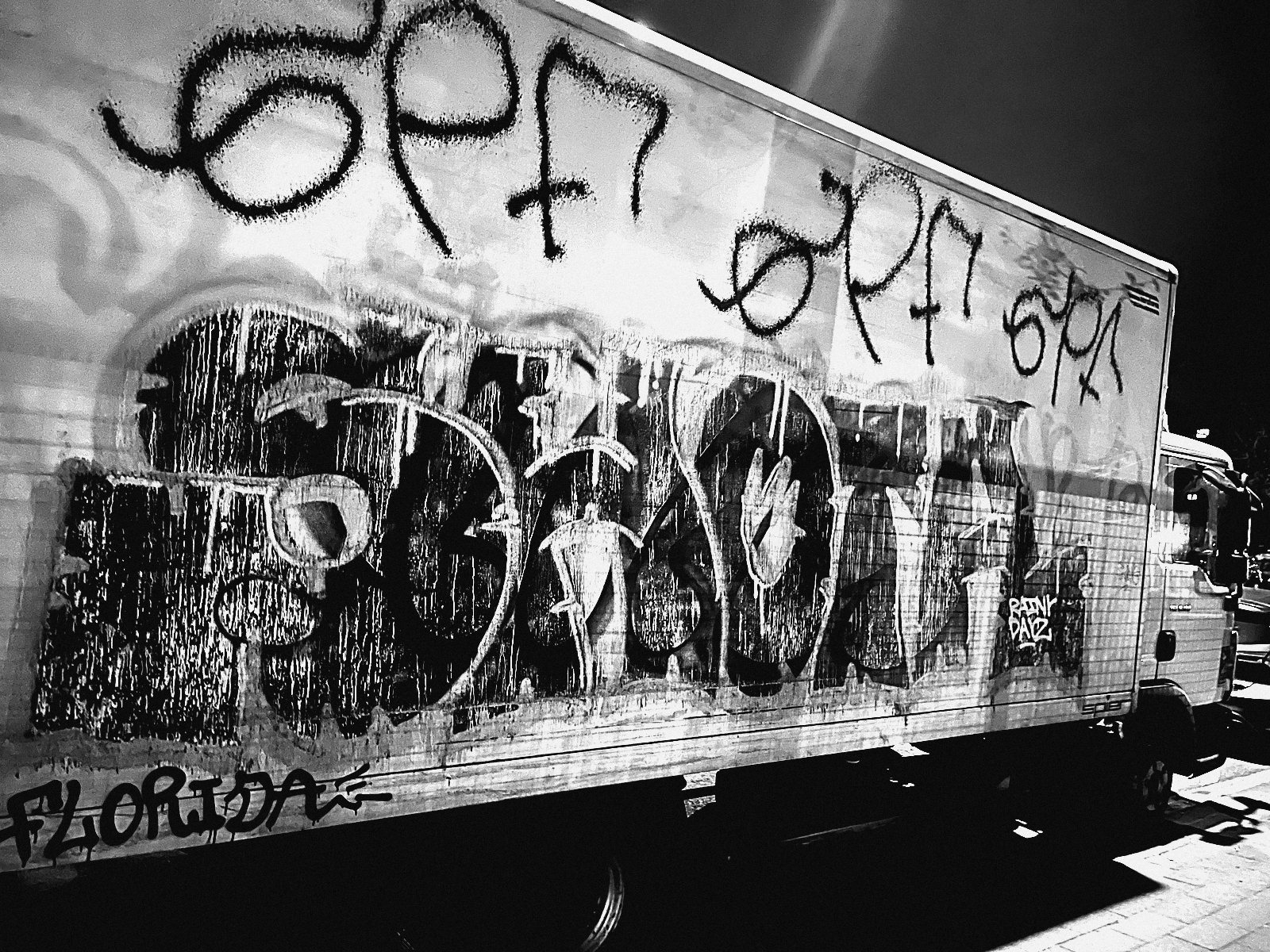 Vollständig besprühter LKW bei Nacht