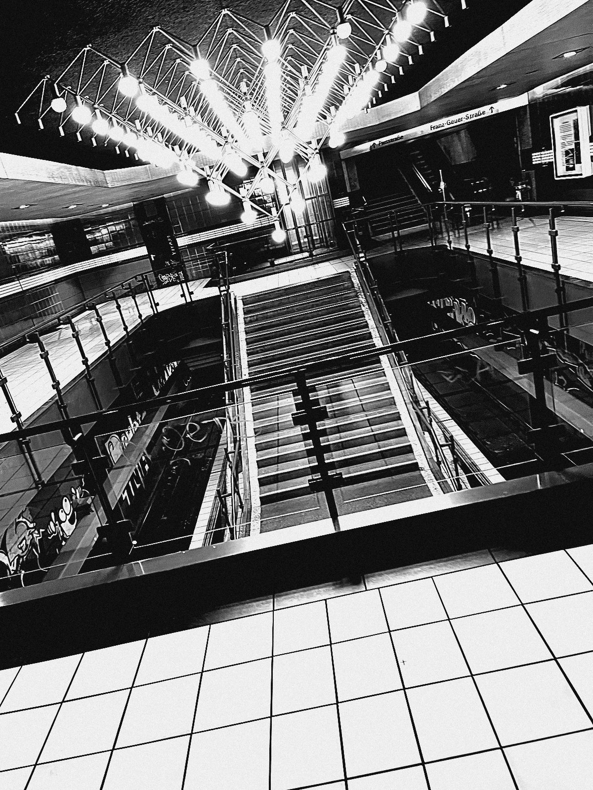 Rote brutalistische Treppe einer Bahnstation