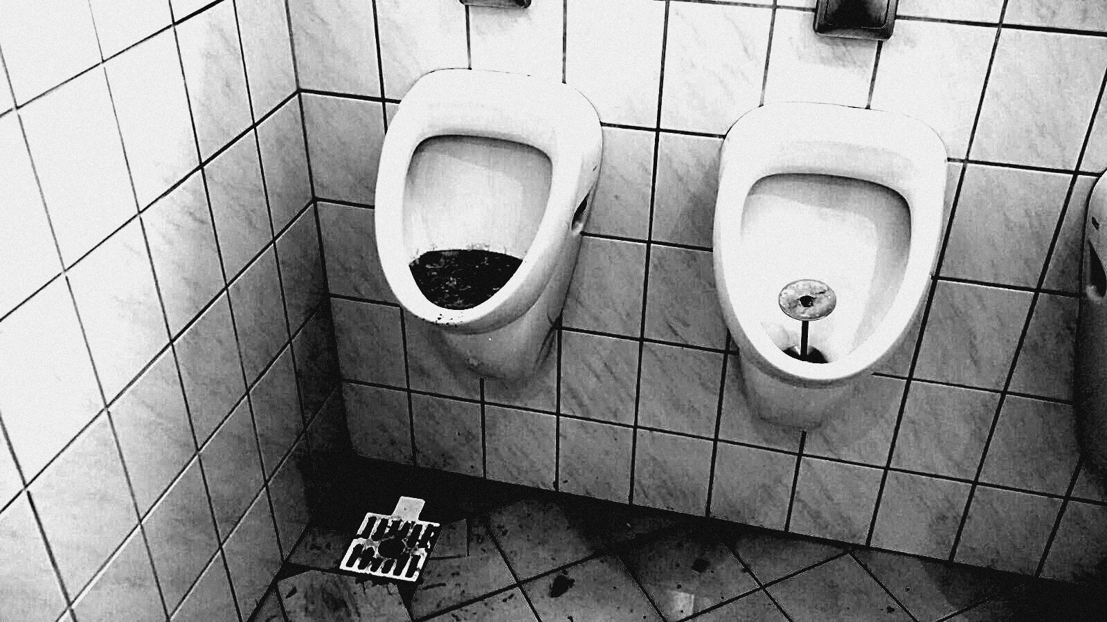 Zwei Urinale an gekachelter Wand