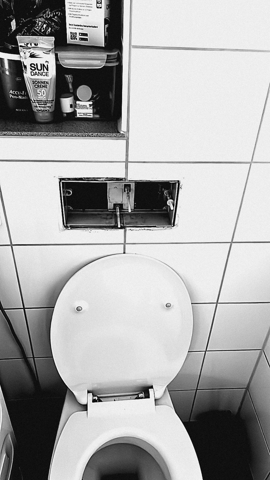 Abgenutzte Toilettenkabine