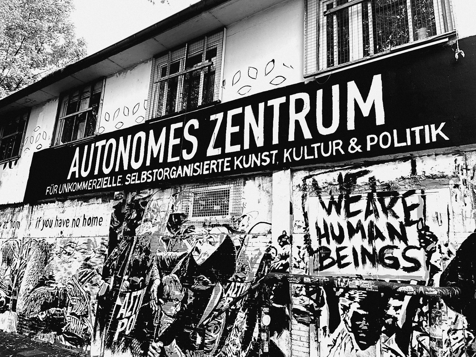 Wand mit Schriftzug Autonomes Zentrum und We Are Human Beings